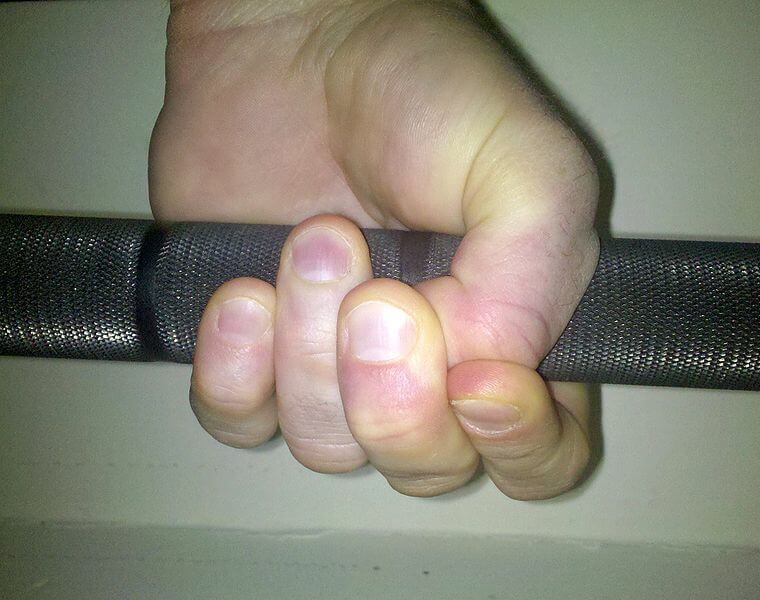 Der spezielle Griff „Hook Grip“, der beim Kraftsport, Gewichtheben und Crossfit genutzt wird